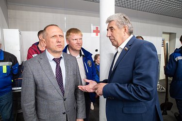 Вбрасывание шайбы провел спикер ЗС Сергей Грачев